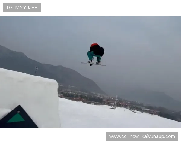 单板滑雪者挑战前所未有“三连飞”震撼雪场