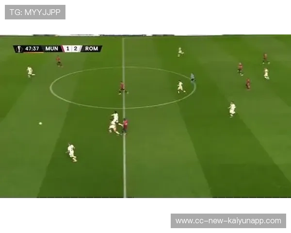 曼彻斯特联边线连贯推进成功创造空档
